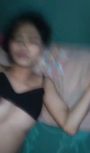 Background nonton video viral Bocil Lagi Tidur Maksa Ayah Ngewe
